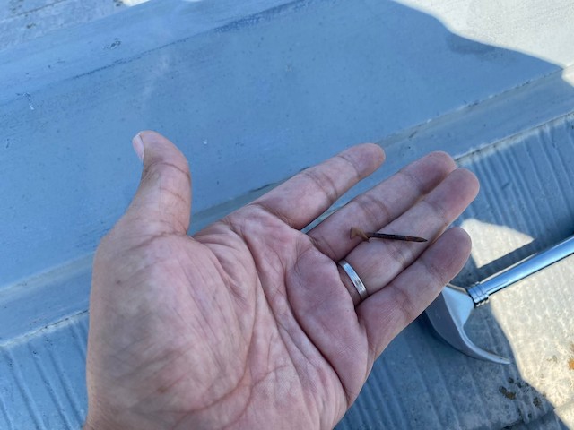 錆び付いた釘が抜けた棟板金