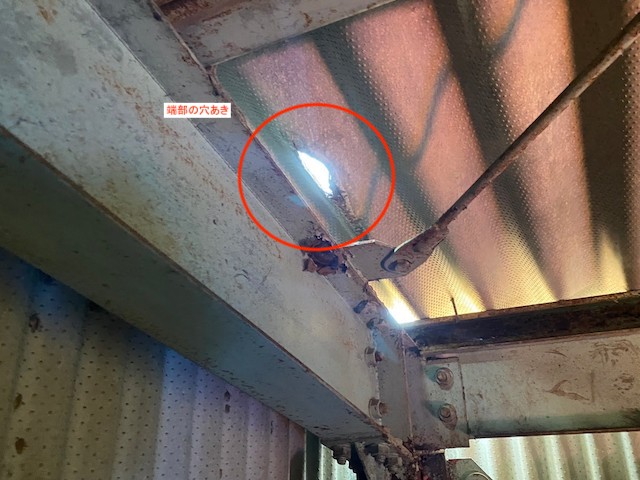 大波石綿スレート端部の穴あき