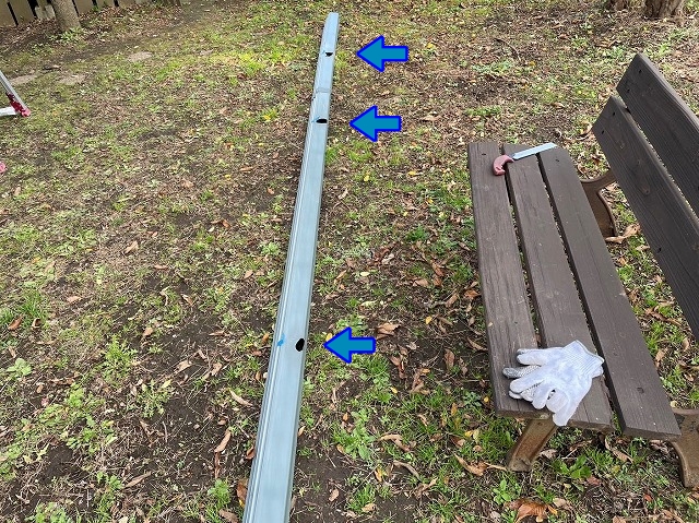 穴が空いた軒樋を切断