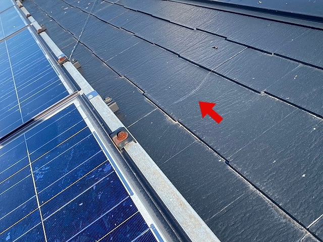 太陽光パネルの近くで発生したスレート屋根のひび割れ