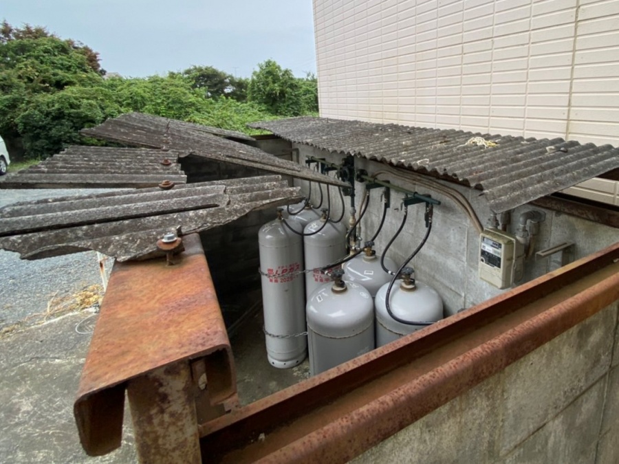 斜め上方向から見た破損したボンベ庫の大波スレート