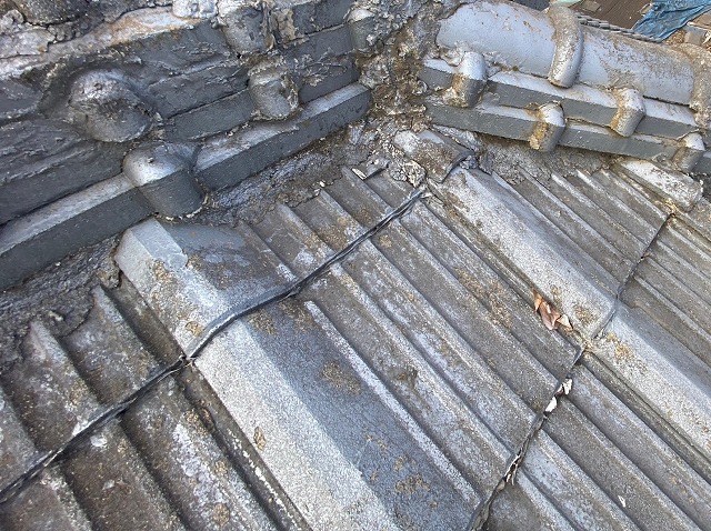 棟の漆喰も塗装されていた