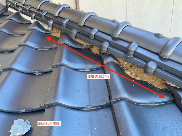 漆喰が剥がれて葺き土が露出している隅棟