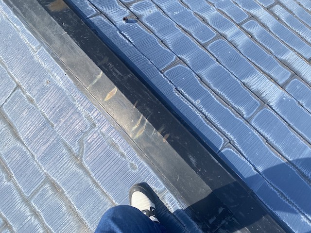 棟板金部まで登った調査スタッフの足