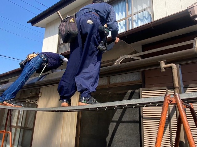 テラスのパネルを撤去する二名の職人