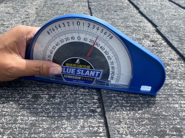 勾配計を化粧スレートにあてる