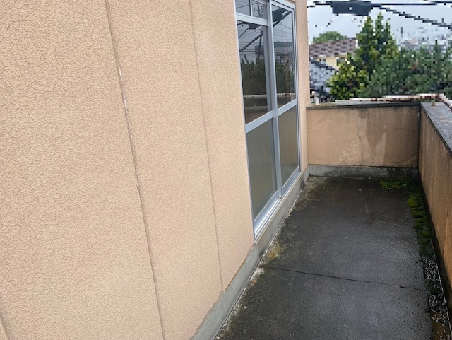 通路の床と外壁の境目を確認