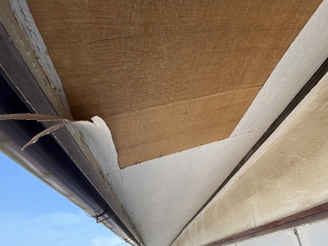 合板が剥がれた常陸大宮市の軒天