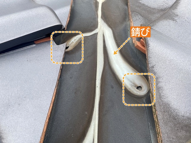 銅板製の谷板金の錆び付きと穴あき