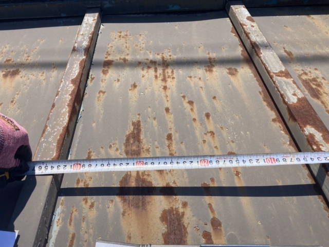 45.5cm間隔に設けられた瓦棒