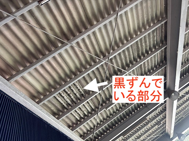 鉄骨に直接固定している工場の石綿波型スレート