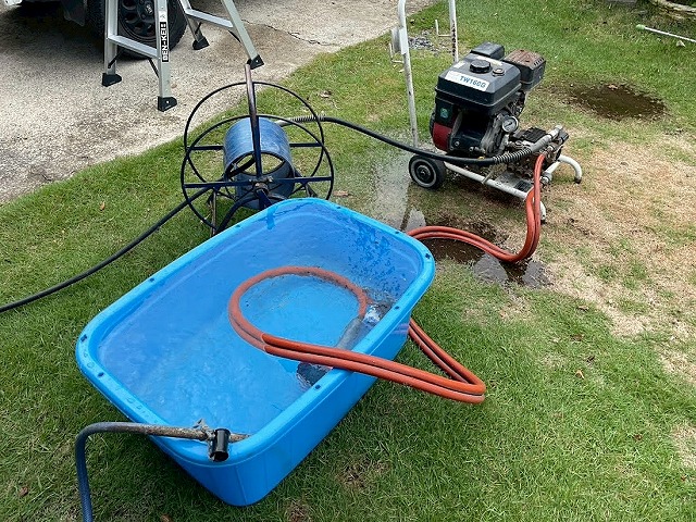 カビに覆われたスレートを業務用洗浄機を用いて洗浄