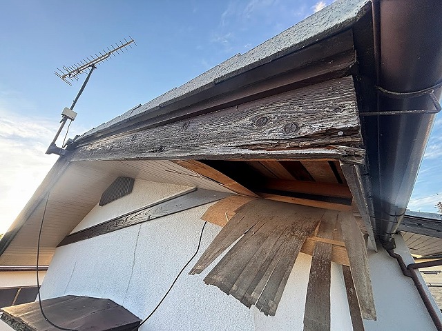 軒天を張り替え破風板には板金カバーで対応