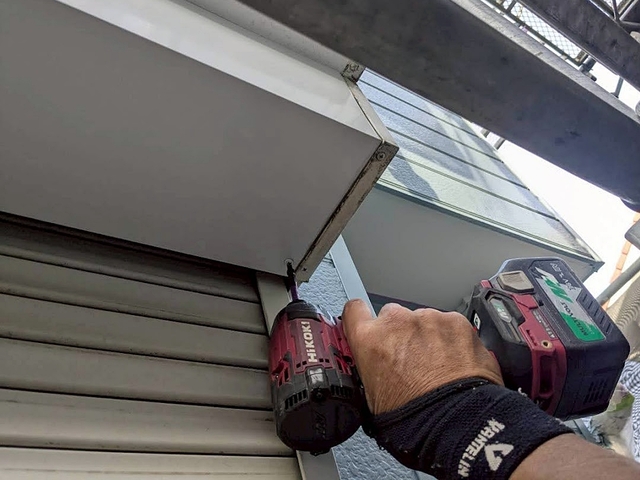 ミリ単位で調整しつつシャッターボックスにガルバリウム板金を設置