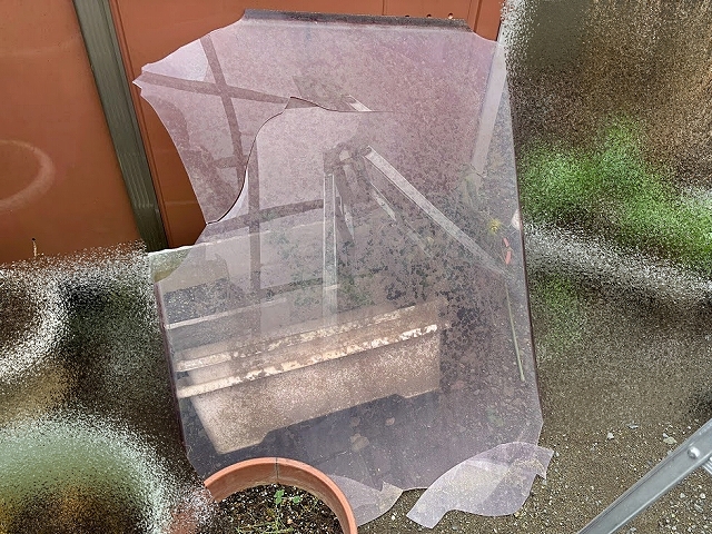 経年によるダメージもあり落雪の衝撃で破損したカーポート屋根