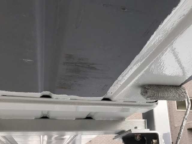 二段式駐車場にサビ止めと塗布する職人