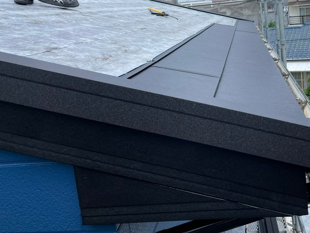 軒先からスーパーガルテクトを葺く