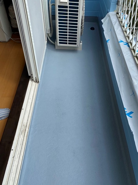 エアコンの室外機を戻し、ベランダへのFRP防水が完成