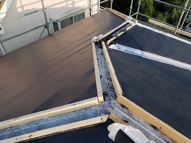 平部のガルバリウムカバーが完了し役物施工を待つ結城市の屋根