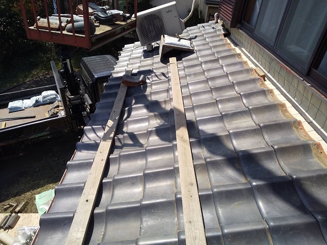 ユニックで屋根工事資材の揚げ降ろしを行う