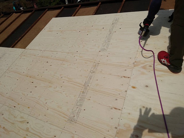 野地板を施工していく職人