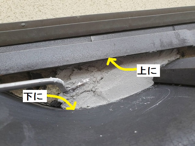 葺き止め漆喰を上下に密着させるように鏝で押し付ける
