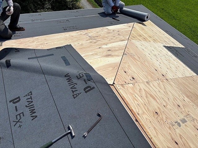 増し張りした野地板に防水紙を敷設