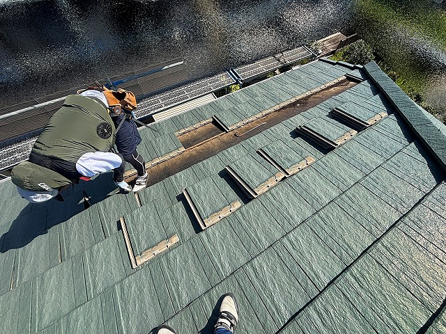 軒先付近の瓦を一時撤去