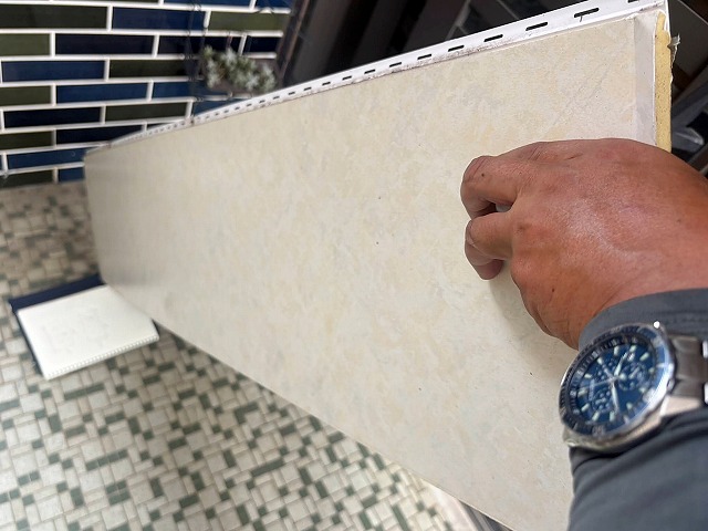 裏に断熱材が入った軒天材