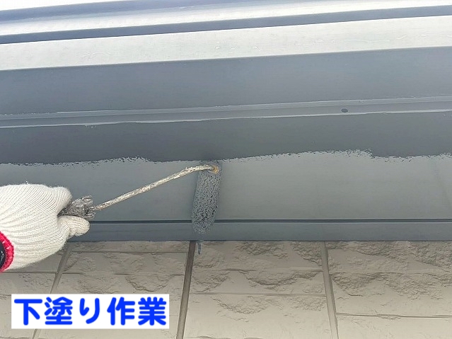 セキスイ住宅の塩ビ鋼板の鼻隠しと軒天の下塗り社業