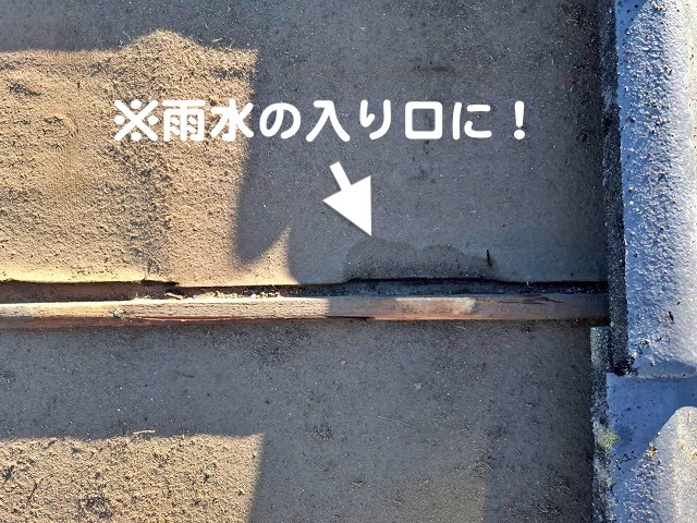 瓦桟に接した防水紙に亀裂が多数