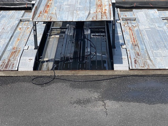 二段式駐車場に下段部分を洗浄する職人