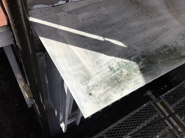 霧除け金属屋根塗装前高圧洗浄終了