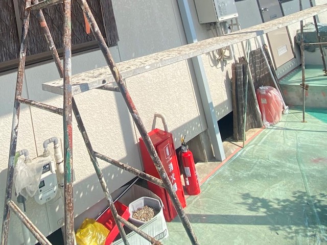 床に養生を施し脚立足場を架設