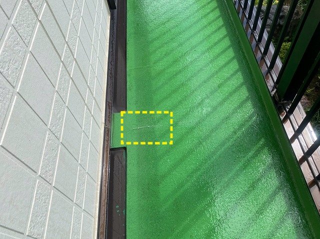 ベランダFRP防水に亀裂