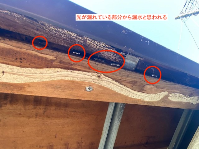 ベランダの隙間から光がもれている