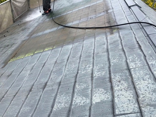 太陽熱パネル撤去後塗装前の屋根洗浄