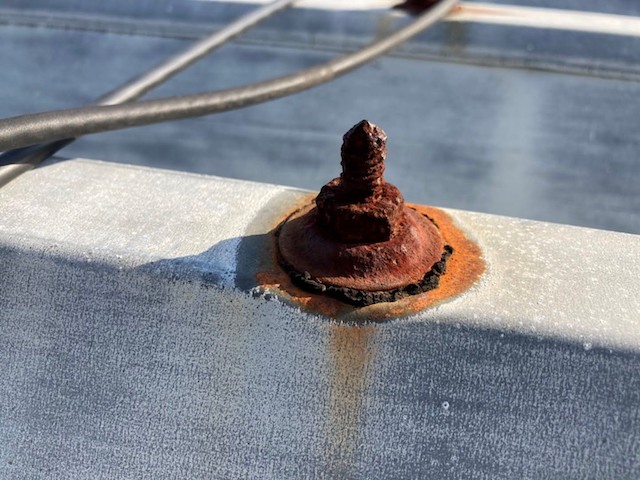 錆び付いた折板屋根のボルト