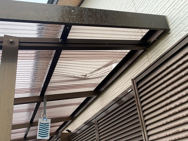 変形したポリカーボネート波板