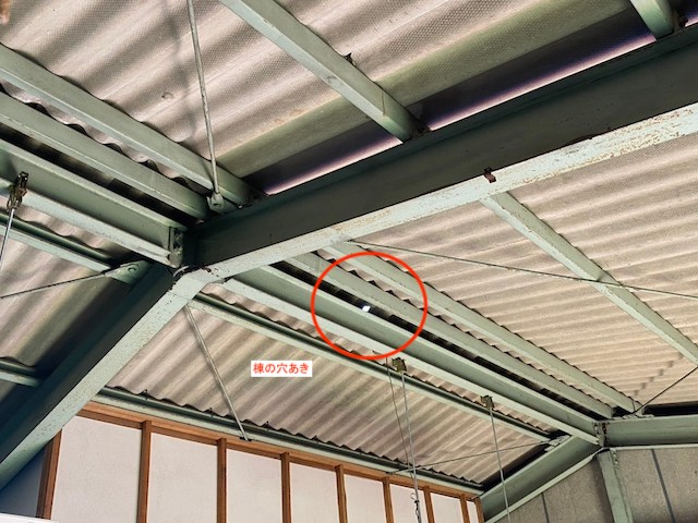 大波石綿スレート棟部の穴あき