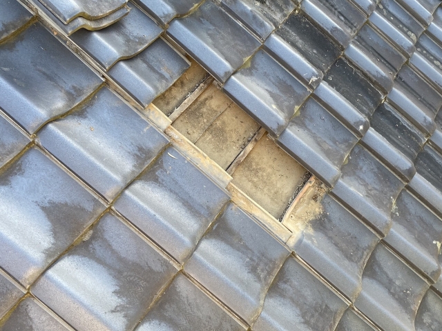 雨漏りしている瓦を捲ります