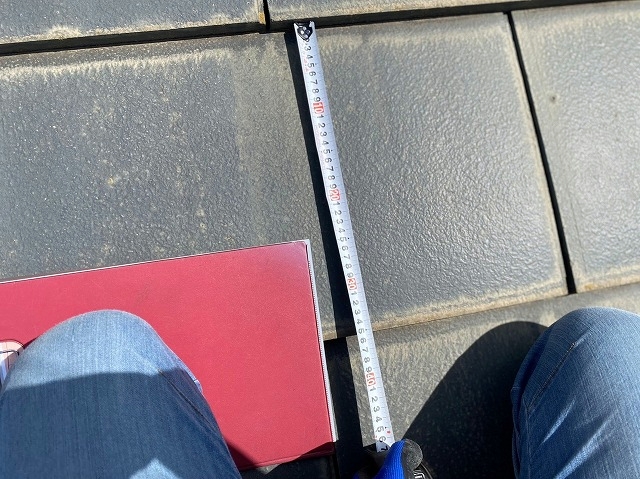 セキスイかわらブルックⅡの働き幅を測定中