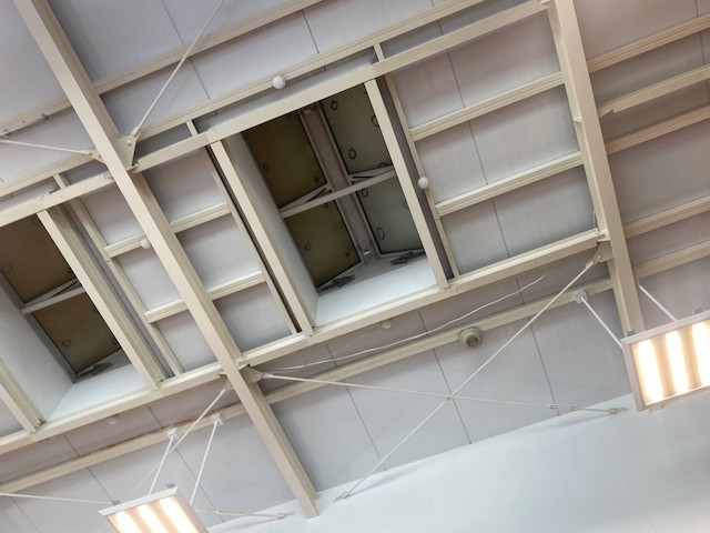 天井の排煙システムより雫が落下