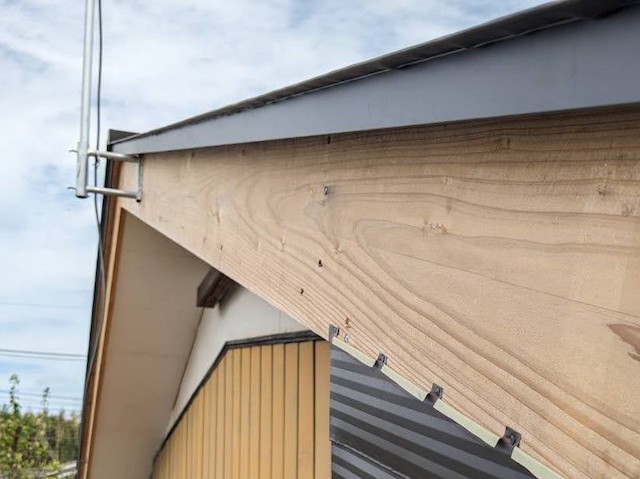 古い破風板の上に重ねた新しい破風板