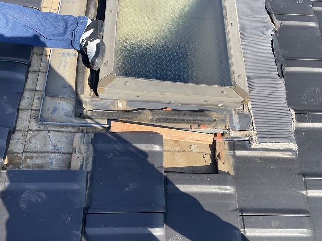 天窓周りの瓦を撤去する職人