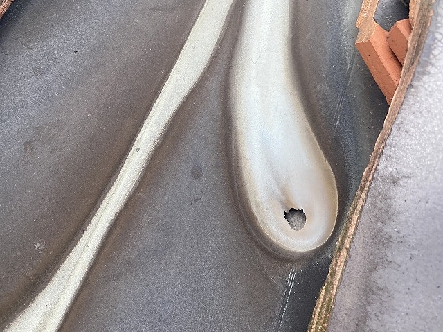 銅板製の谷板金にあいた穴