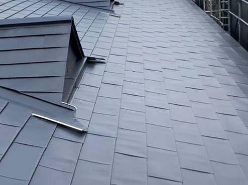 高さを合わせてどぶ溝を無くし、ガルバリウムでカバーした屋根