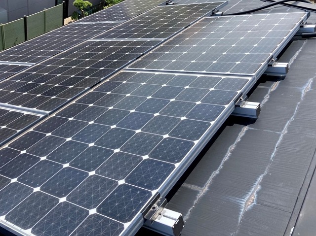 太陽光パネルを設置してあるカラーベスト