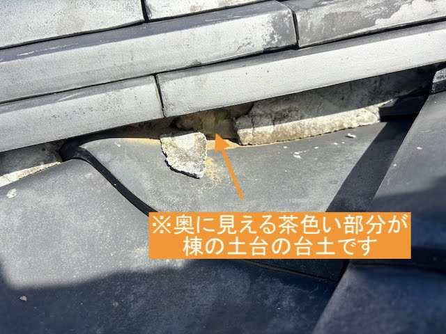 剥がれた漆喰の奥に見える台土