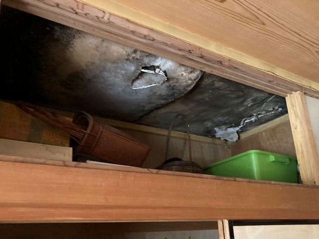 押入れの天袋天板に発生していた雨漏り